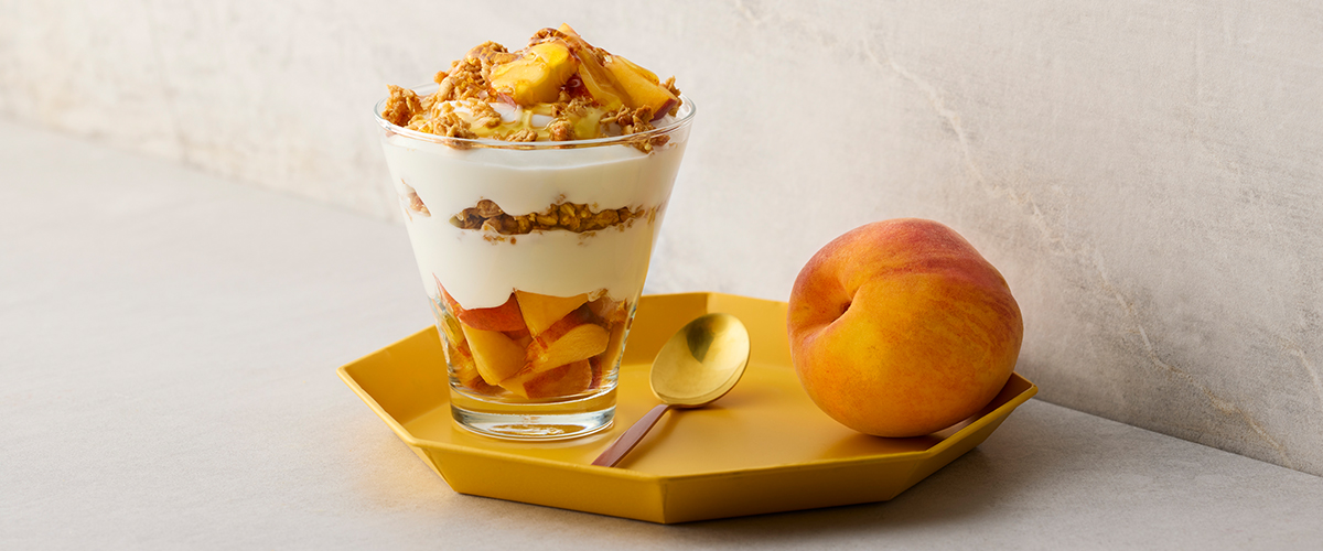 Peach crumble yoghurt parfait