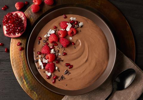 Chocolate yoghurt smoothie bowl